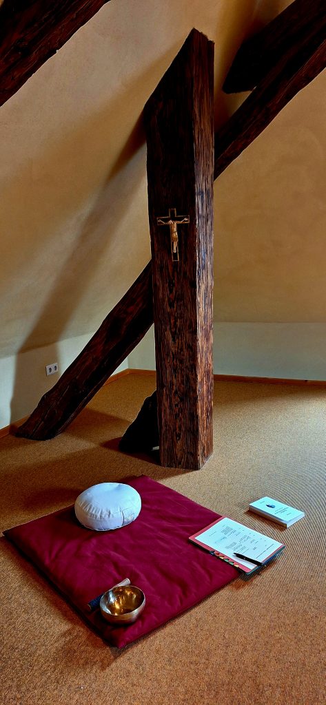 Meine Klangschale, meine Kissen, Notizen und mein Buch zu Körperlicher Spiritualität im Meditationsraum im Exerzitienhaus im Kloster Marienrode. Dort habe ich viele Retreats geleitet.
