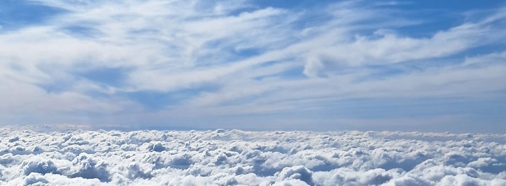 Über den Wolken ... Eine Aufnahme aus einem Flugzeug heraus auf dem Flug nach England. Man sieht die Wolken von oben wie eine märchenhafte Schneelandschaft.